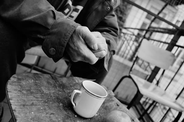 Ruce, hrnek a mandarinka